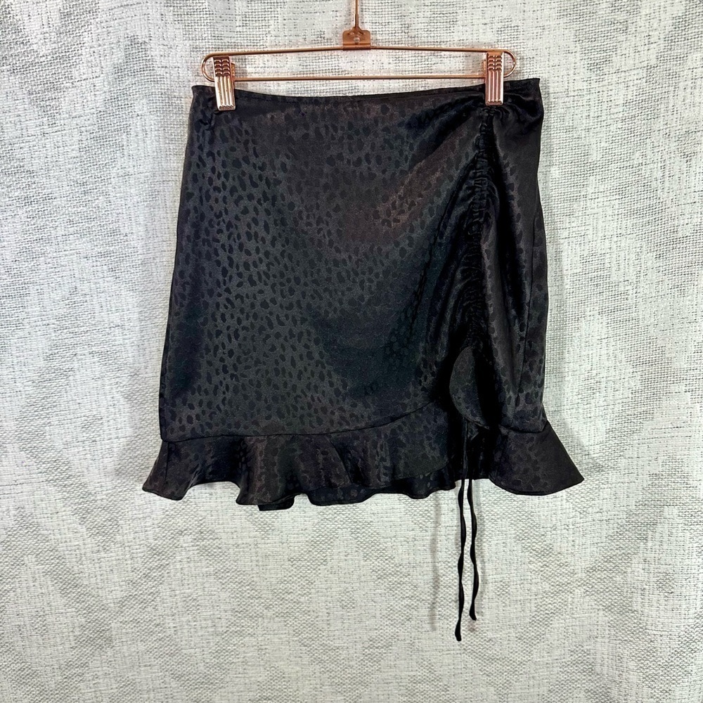 Forever 21 black animal print ruffle hem mini skirt size M